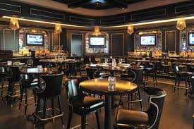 মোবাইলে গেম সেন্টার ব্রাউজ করার দৃশ্য
